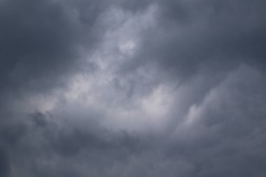 Yağmurlu bir günde bulut oluşumları