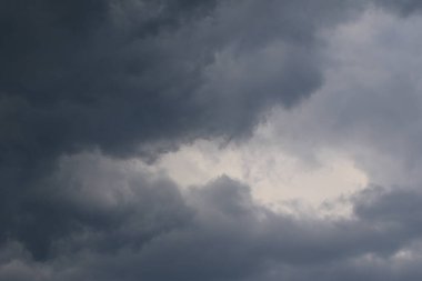 Yağmurlu bir günde bulut oluşumları