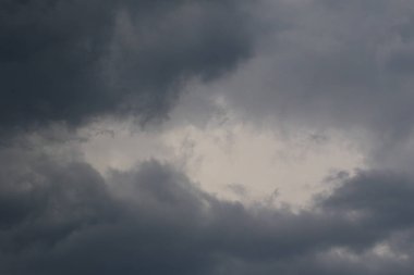 Yağmurlu bir günde bulut oluşumları