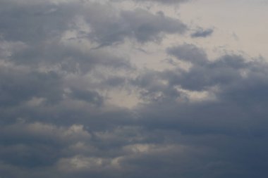 Yağmurlu bir günde bulut oluşumları