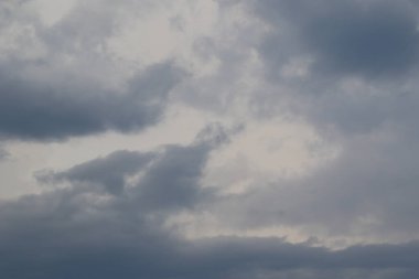 Yağmurlu bir günde bulut oluşumları