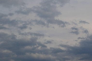 Yağmurlu bir günde bulut oluşumları