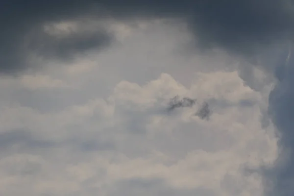 雨の日に雲が形成され — ストック写真