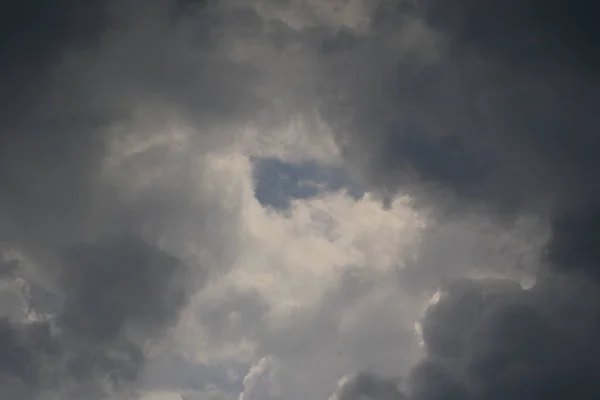 雨の日に雲が形成され — ストック写真