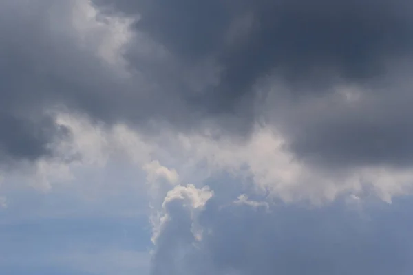 雨の日に雲が形成され — ストック写真