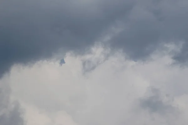 雨の日に雲が形成され — ストック写真