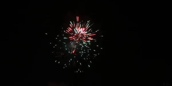 Espectáculo Fuegos Artificiales Sobre Fondo Cielo Negro —  Fotos de Stock