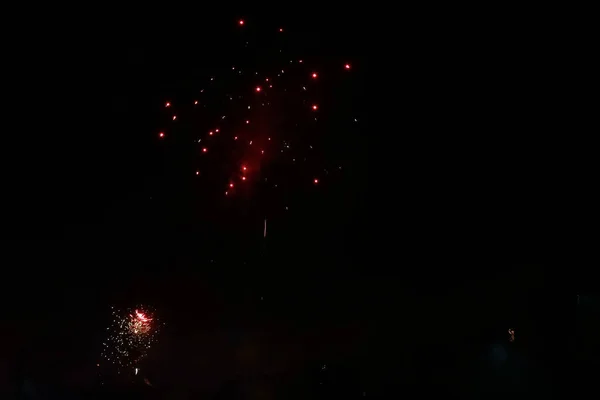 Espectáculo Fuegos Artificiales Sobre Fondo Cielo Negro —  Fotos de Stock