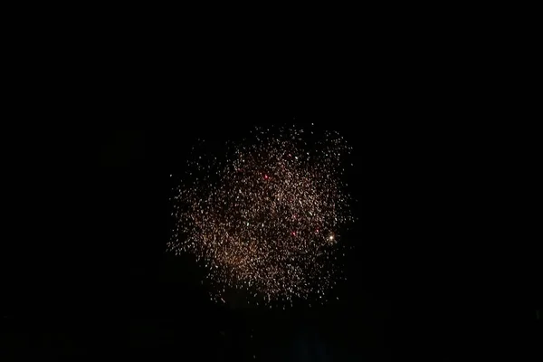 Espectáculo Fuegos Artificiales Sobre Fondo Cielo Negro —  Fotos de Stock