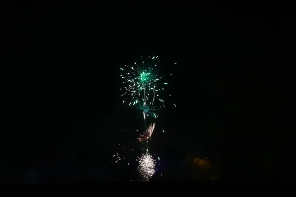 Kara Gökyüzü Arka Planında Havai Fişek Gösterisi — Stok fotoğraf