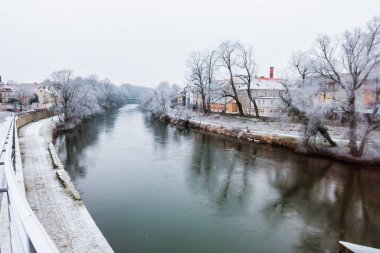 Kış zamanı Regensburg City gezisi. Taş köprüden görüntü