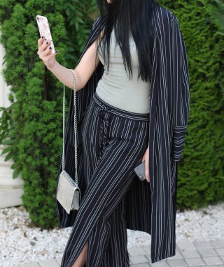 Moda kızı cep telefonuna bakıyor.