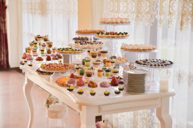 Düğün resepsiyonu için masaya yerleştirilmiş tatlı ve kurabiyeler