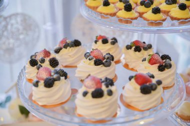 Düğün resepsiyonu için masaya yerleştirilmiş tatlı ve kurabiyeler