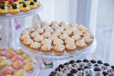 Düğün resepsiyonu için masaya yerleştirilmiş tatlı ve kurabiyeler