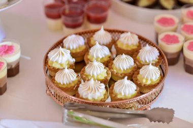 Düğün resepsiyonu için masaya yerleştirilmiş tatlı ve kurabiyeler