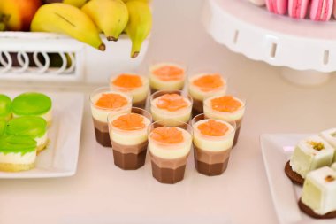 Düğün resepsiyonu için masaya yerleştirilmiş tatlı ve kurabiyeler