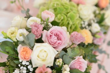 Düğün çiçeği aranjmanları masada. 