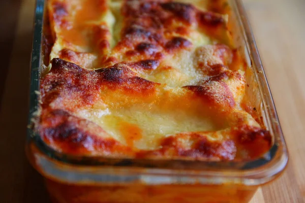 Köstliche Hausgemachte Lasagne Auf Dem Tisch — Stockfoto