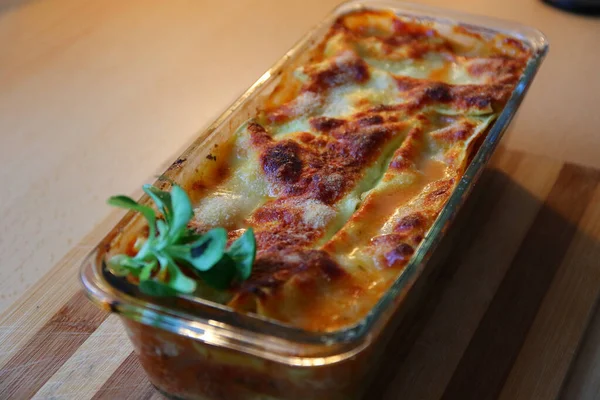 Köstliche Hausgemachte Lasagne Auf Dem Tisch — Stockfoto