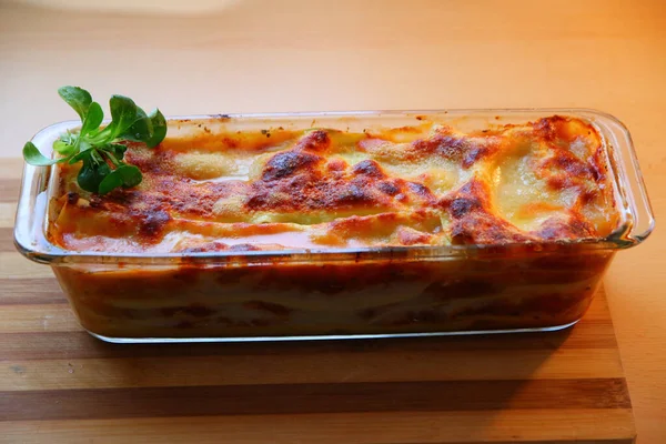 Köstliche Hausgemachte Lasagne Auf Dem Tisch — Stockfoto