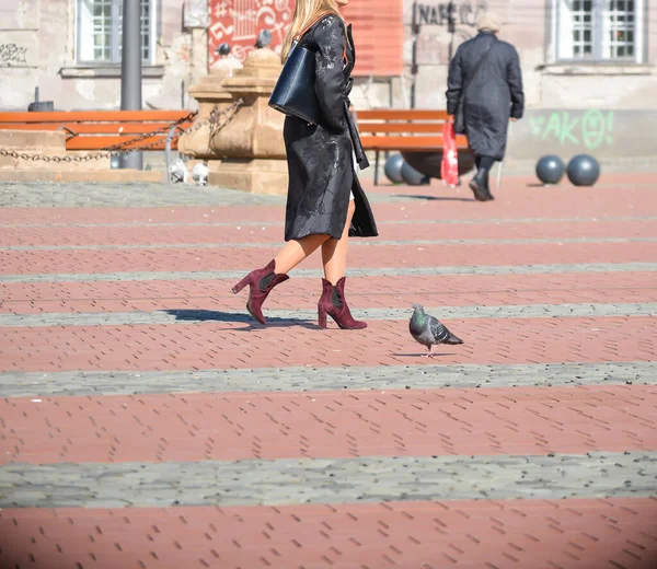 Άνθρωποι Περπατούν Στο Δρόμο Μια Ηλιόλουστη Μέρα Πραγματικοί Άνθρωποι — Φωτογραφία Αρχείου