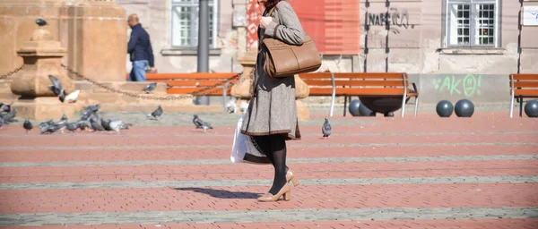 Gente Está Caminando Calle Día Soleado Gente Real — Foto de Stock