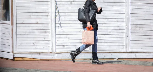 Folk Går Gatan Solig Dag Verkliga Människor — Stockfoto