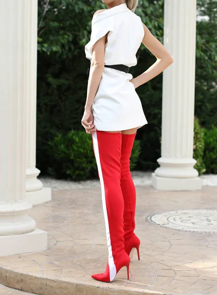 Modella Che Indossa Vestito Bianco Stivali Pelle Alta Rossa Sta — Foto Stock
