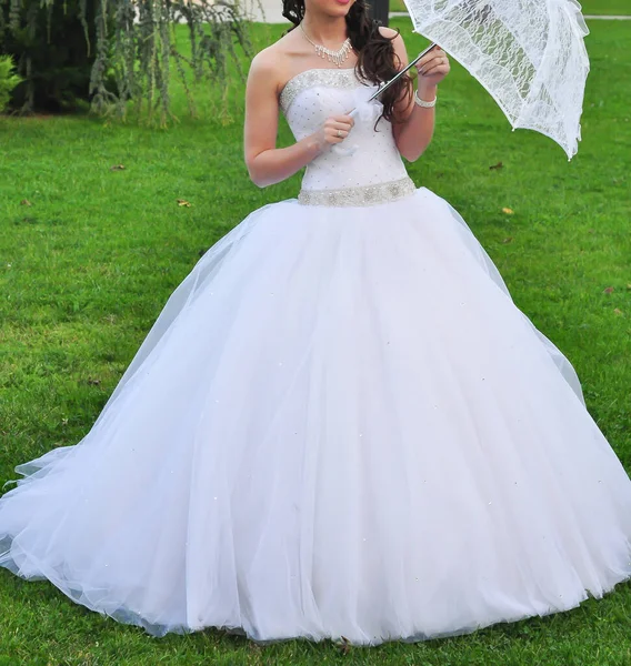 Mariée Tenant Parapluie Blanc — Photo