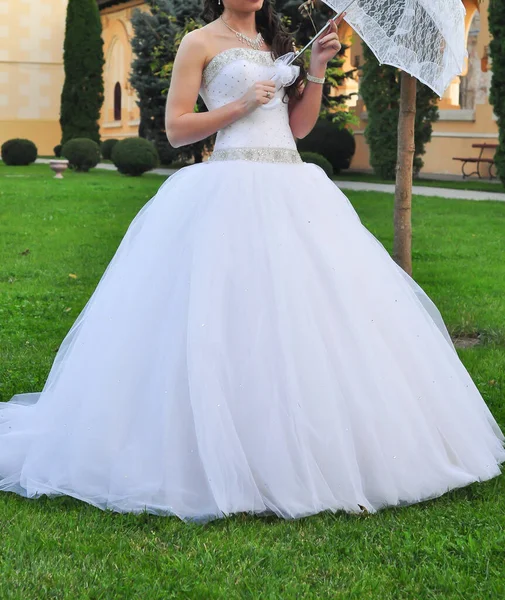 Bride Holding White Umbrella — Stock Photo, Image