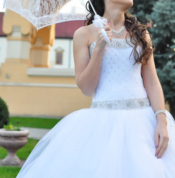 Menyasszony Kezében Egy Fehér Esernyő — Stock Fotó