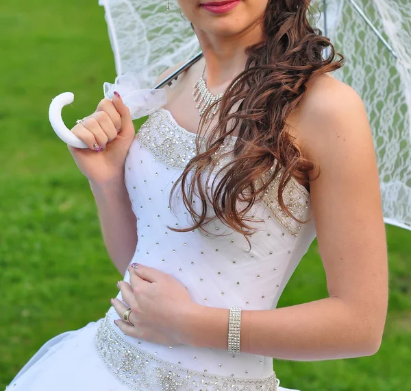 Braut Mit Weißem Regenschirm — Stockfoto