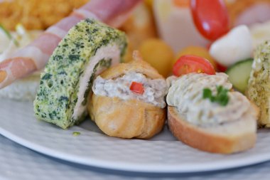 yemek aperatifi beyaz tabakta servis edilir düğün resepsiyonu ya da benzer etkinlikler için