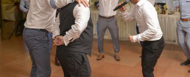 İnsanlar düğünde dans ediyor.