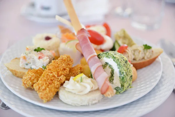 Mat Aperitif Serveras Vit Tallrik För Bröllopsmottagning Eller Liknande Evenemang — Stockfoto