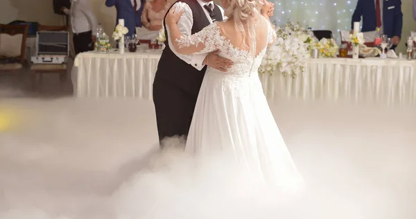 Bruid Bruidegom Voeren Hun Eerste Dans Uit Het Huwelijksfeest — Stockfoto