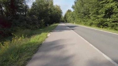 Almanya 'da bisiklet yolunda bisiklete binmek