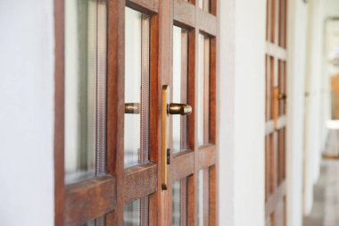 Kahverengi ahşap kapı detayları