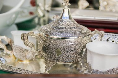 Gümüş çaydanlık sergileniyor