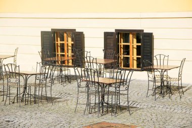 Sokakta masa ve sandalyeler