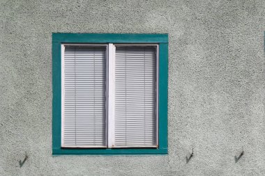 Romanya 'nın Sibiu kentinde evler ve pencere mimarisi