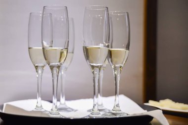 Düğün için şampanya kadehleri ayarlandı.