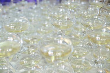 Düğün için şampanya kadehleri ayarlandı.