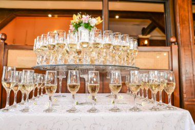 Düğün için şampanya kadehleri ayarlandı.