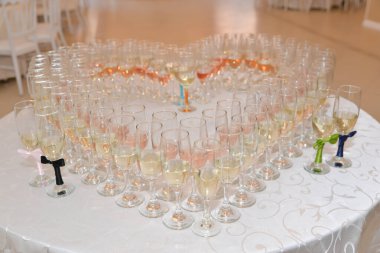 Düğün için şampanya kadehleri ayarlandı.