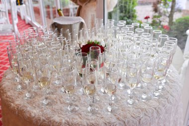 Düğün için şampanya kadehleri ayarlandı.