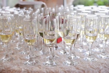 Düğün için şampanya kadehleri ayarlandı.