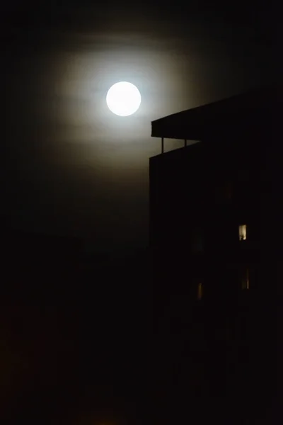 Mond Über Dem Gebäude Der Nacht — Stockfoto