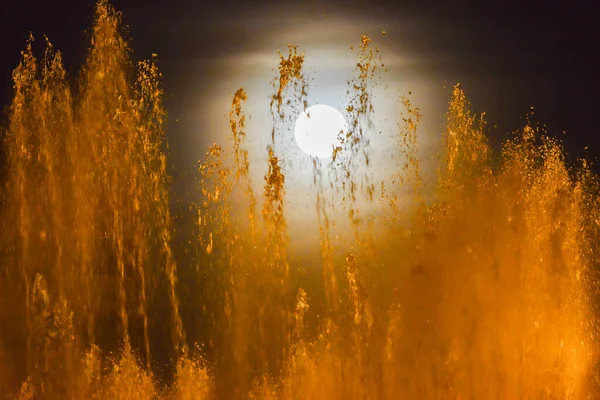 Moon Seen Tough Fountain Water — Stock Photo, Image